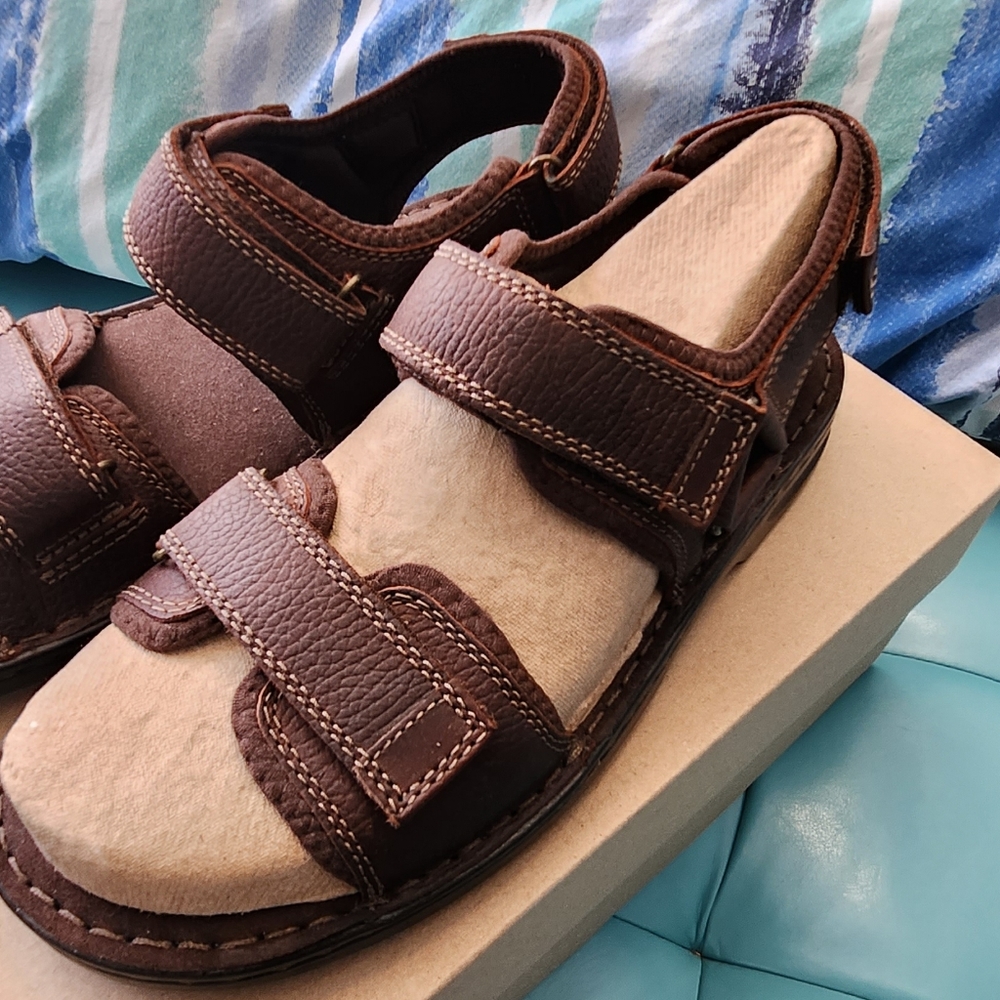 New men's Clark's size 7 sandals